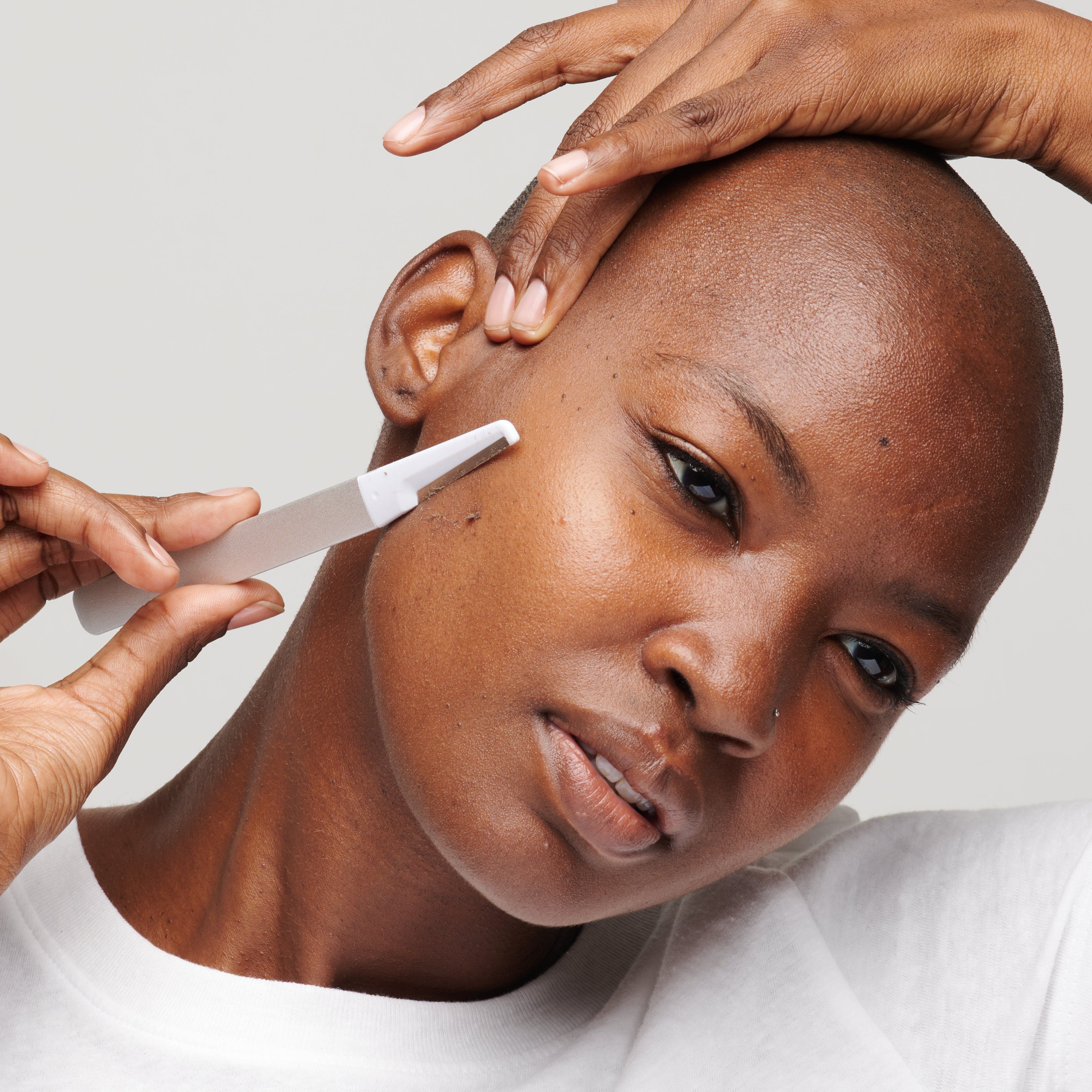 Eco-friendly aluminum dermaplaning handle with replaceable blades